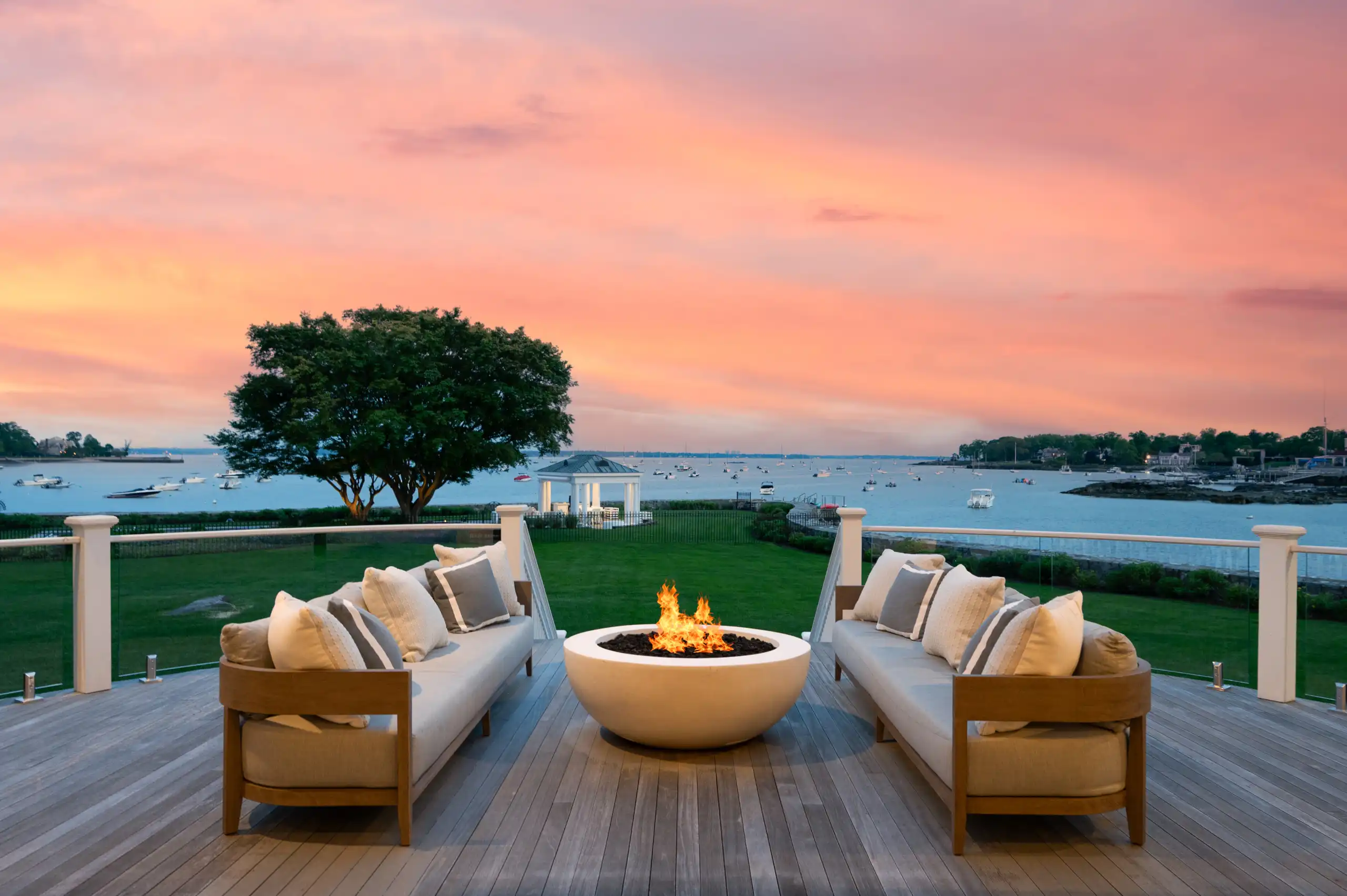 HommockExterior-Back sitting area-Edit-no-ppl