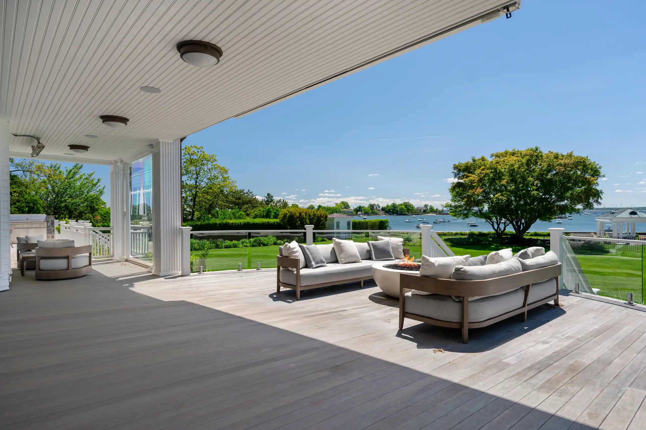 HommockExterior-Porch sitting day with fire-Edit