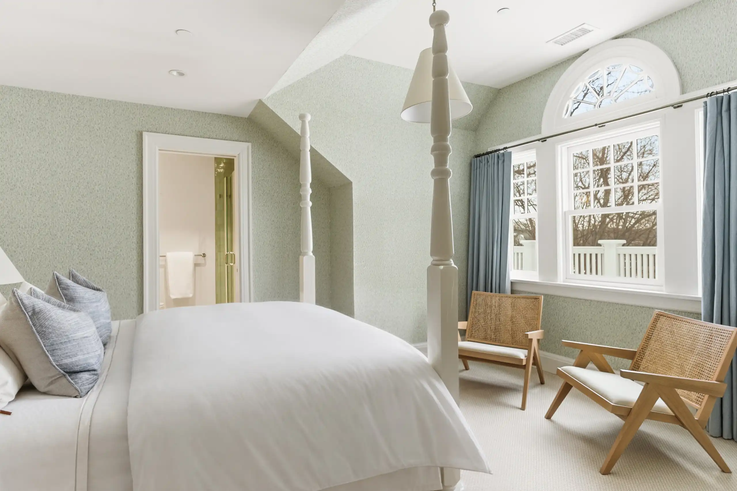 HommockInterior-22-GuestBedrooms-06292-no-tv-comforter