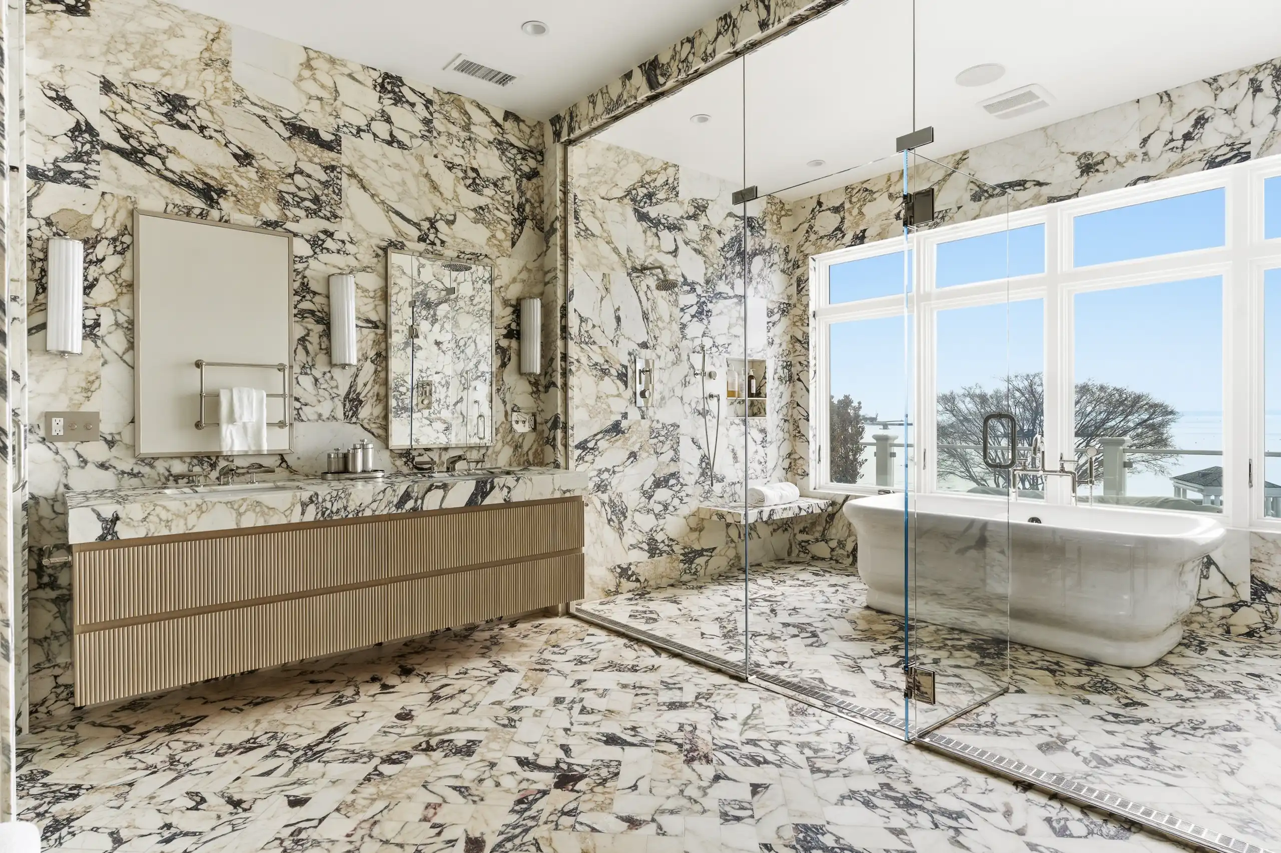 HommockInterior-33-Primary bath-06557