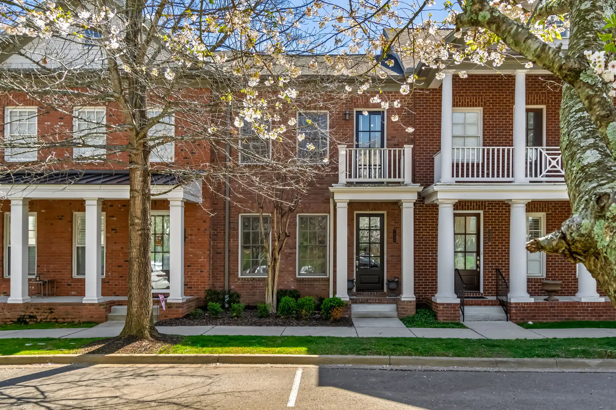 Luxury townhome in Gateway Village Franklin TN near Herban Market and walkable coffee shops