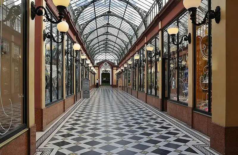 Moonik / CC BY-SA (https://creativecommons.org/licenses/by-sa/3.0) Fichier:Passage des Princes, Paris 2e.jpg