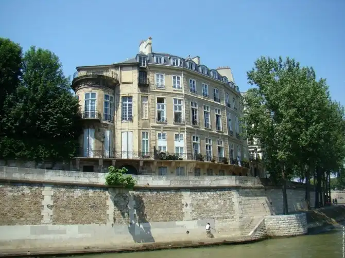 Luxury Property: 17th century private mansion on Île Saint-Louis undergoes controversial restoration