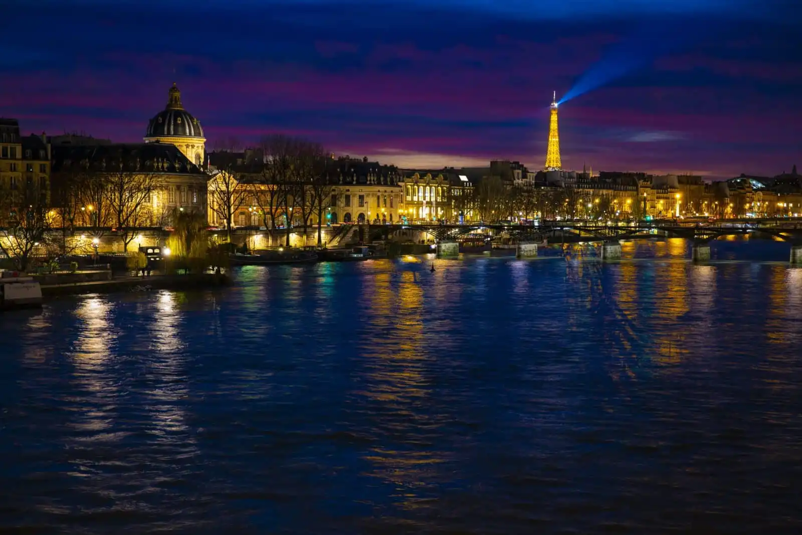 If you are purchasing a Paris apartment, what is the seller obligated to deliver at closing?