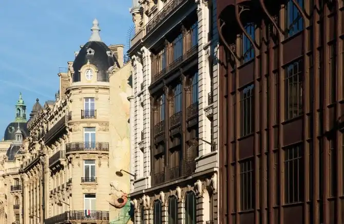 What features affect the price of real estate in Paris?